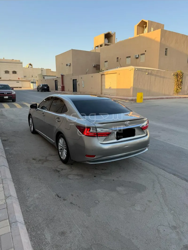 2016 لكزس إي إس 350