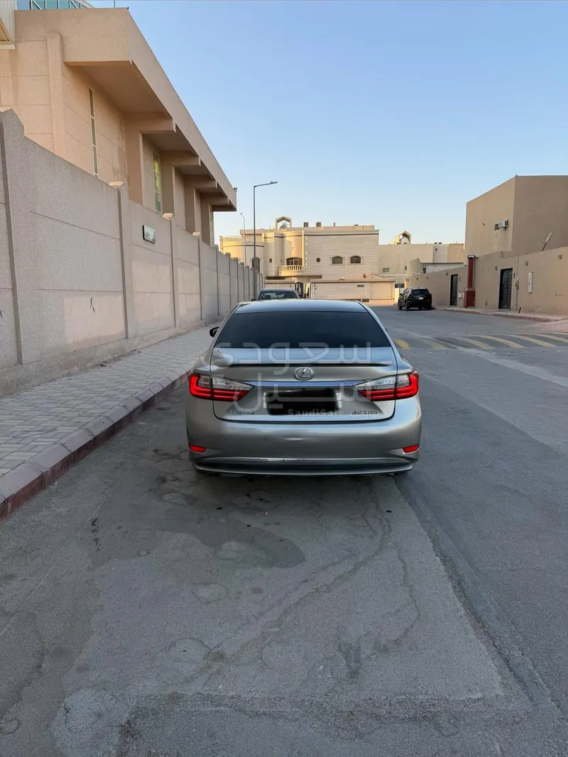 2016 لكزس إي إس 350