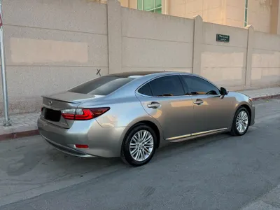 2016 لكزس إي إس 350