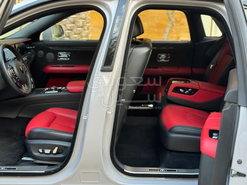 2023 رولز رويس قوست بلاك بادج