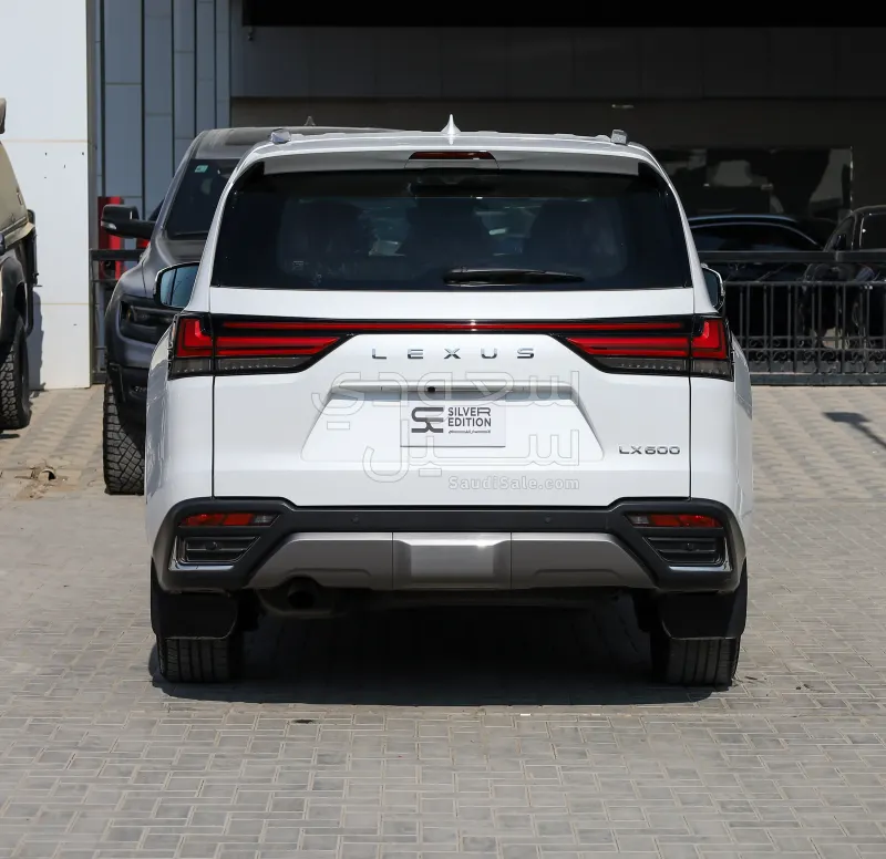2024 لكزس إل إكس 600 إف