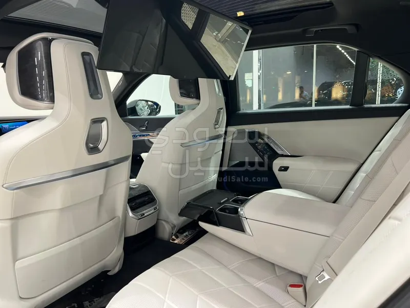 2025 بي ام دبليو الفئة السابعة 735 إل أي