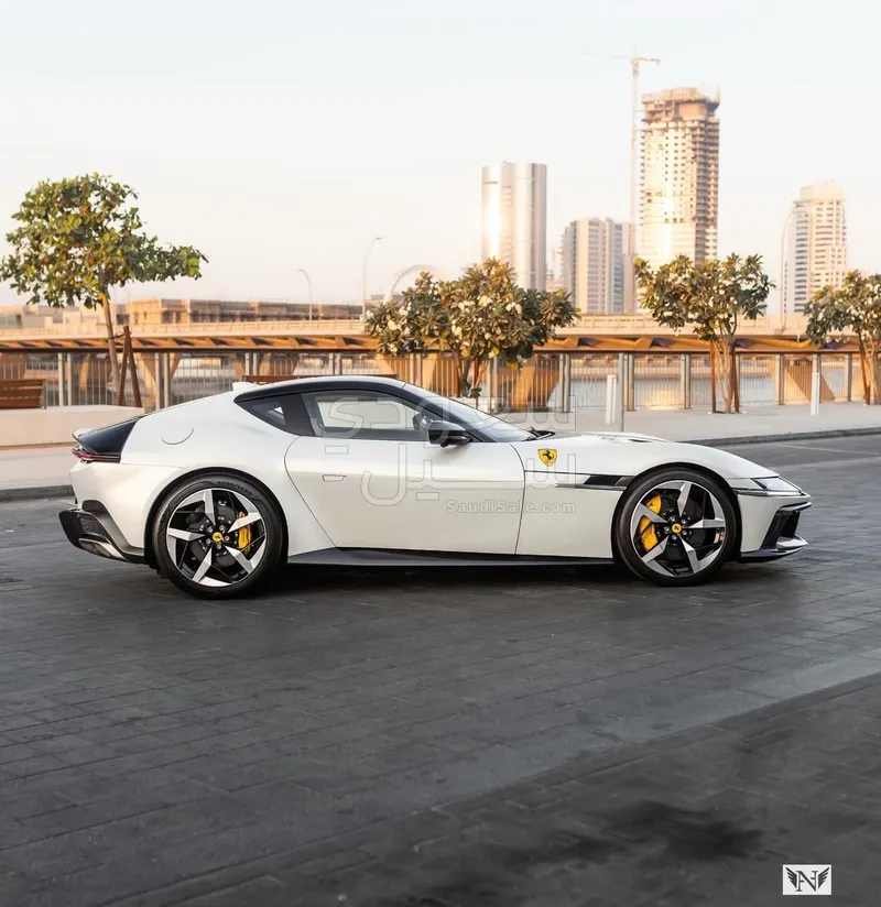 2025 فيراري 12 سيليندر