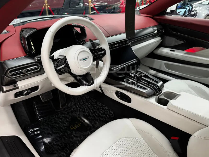 2025 استون مارتن فانكويش