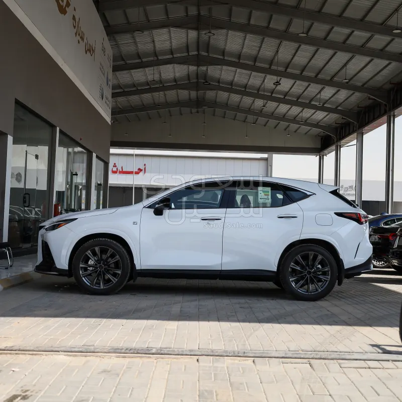 2025 لكزس إن إكس 300 اف سبورت