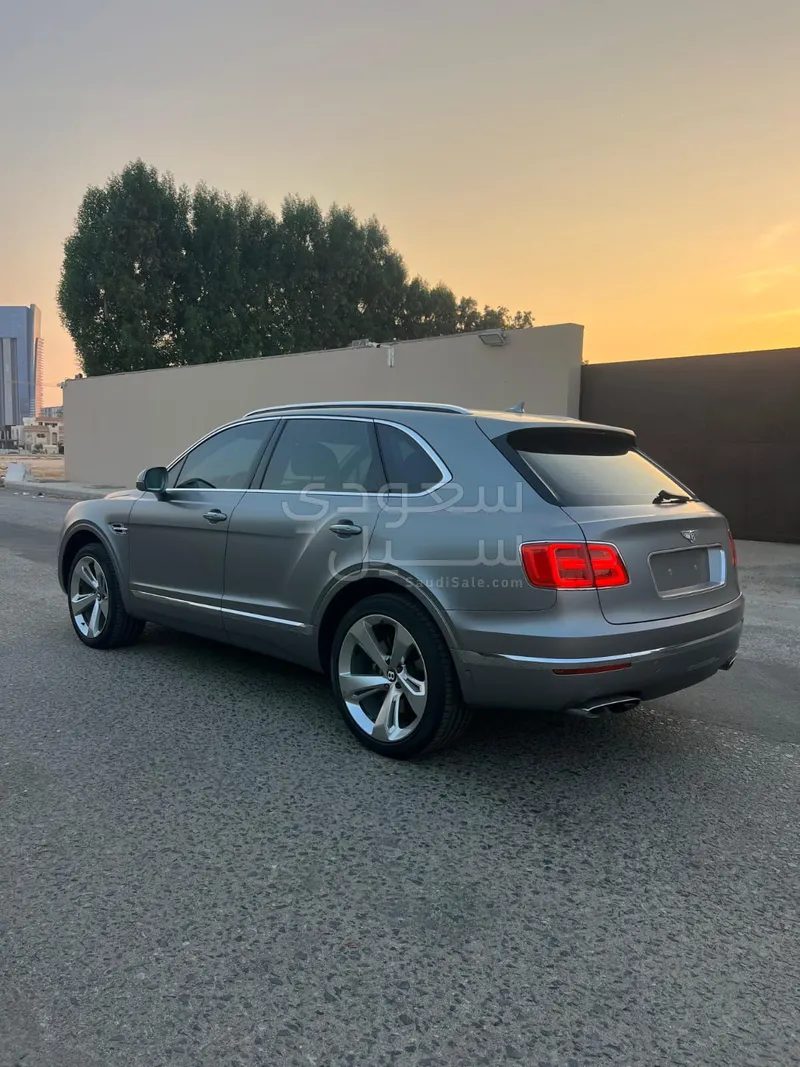 2017 بنتلي بنتايجا الاصدار الاول