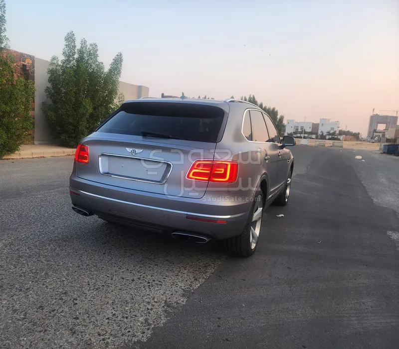 2017 بنتلي بنتايجا الاصدار الاول