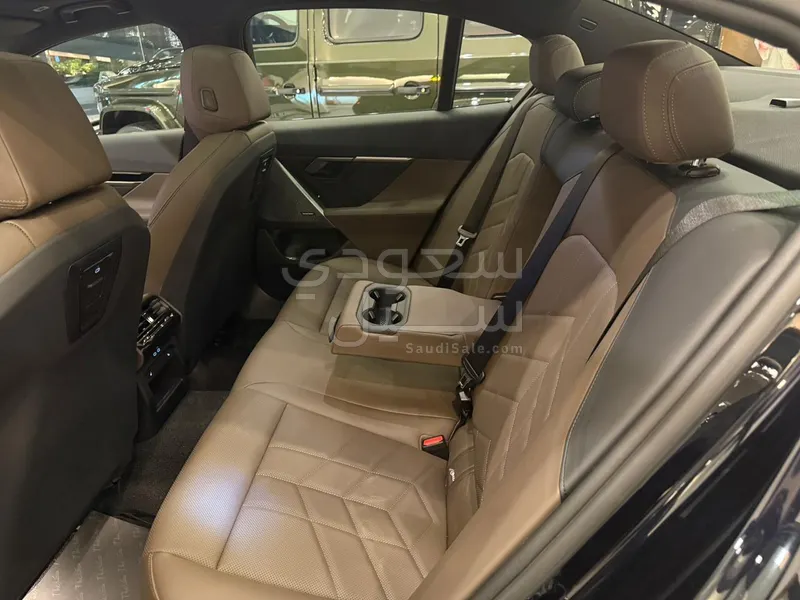 2024 بي ام دبليو الفئة الخامسة 520 أي إم كت