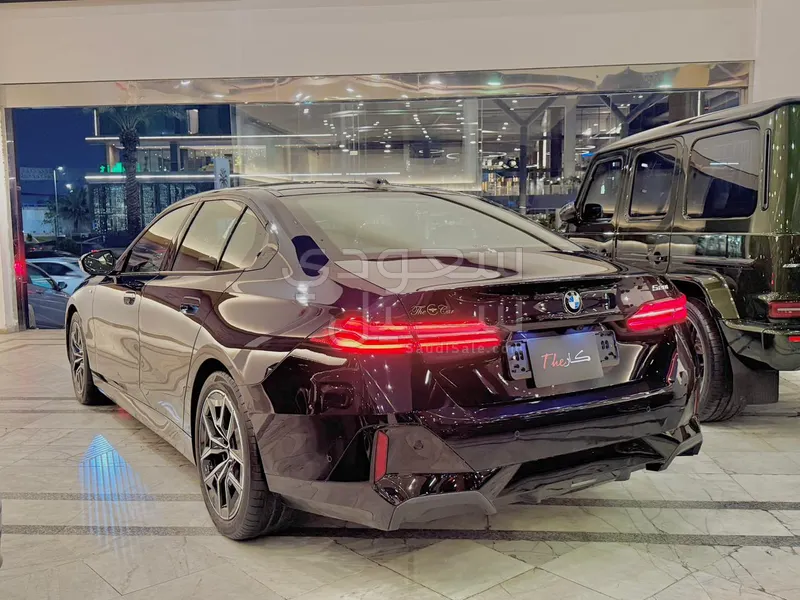 2024 بي ام دبليو الفئة الخامسة 520 أي إم كت