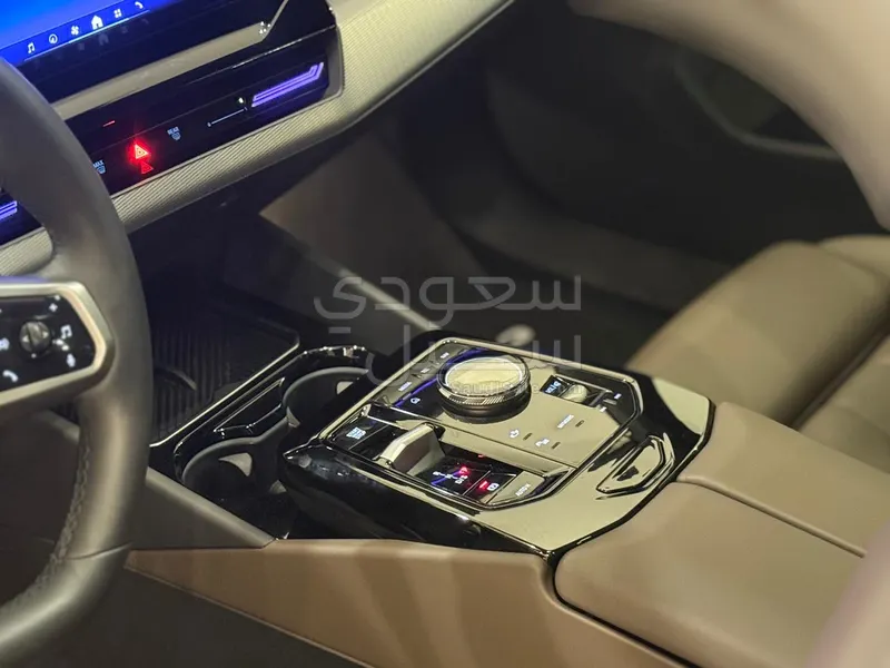 2024 بي ام دبليو الفئة الخامسة 520 أي إم كت