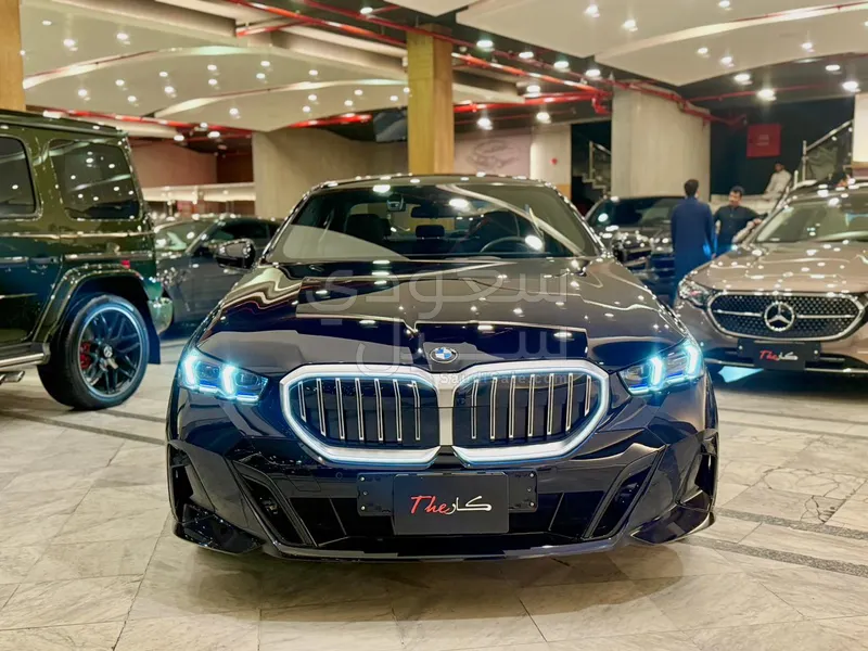 2024 بي ام دبليو الفئة الخامسة 520 أي إم كت