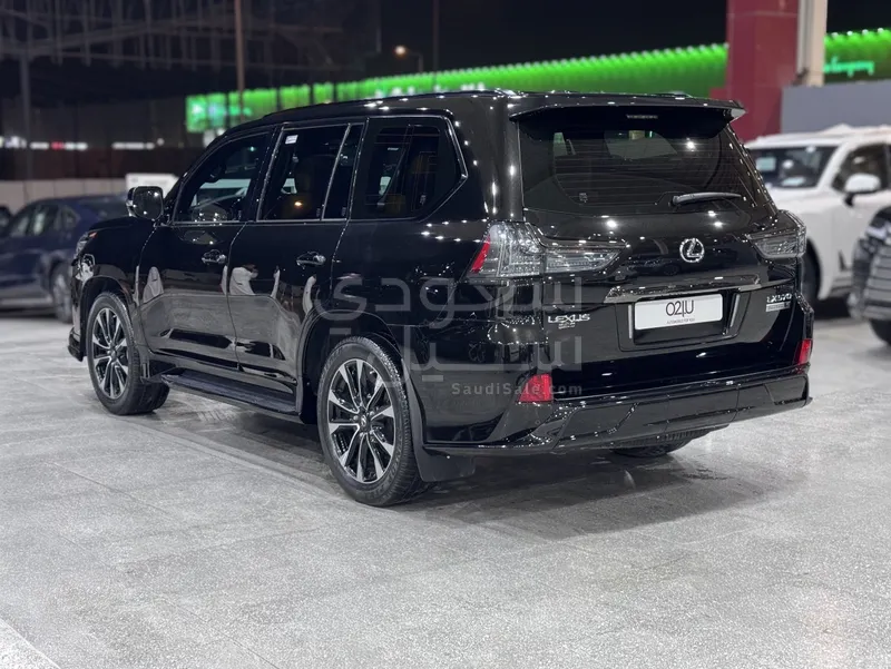 2021 لكزس إل إكس 570 بلاك اديشن