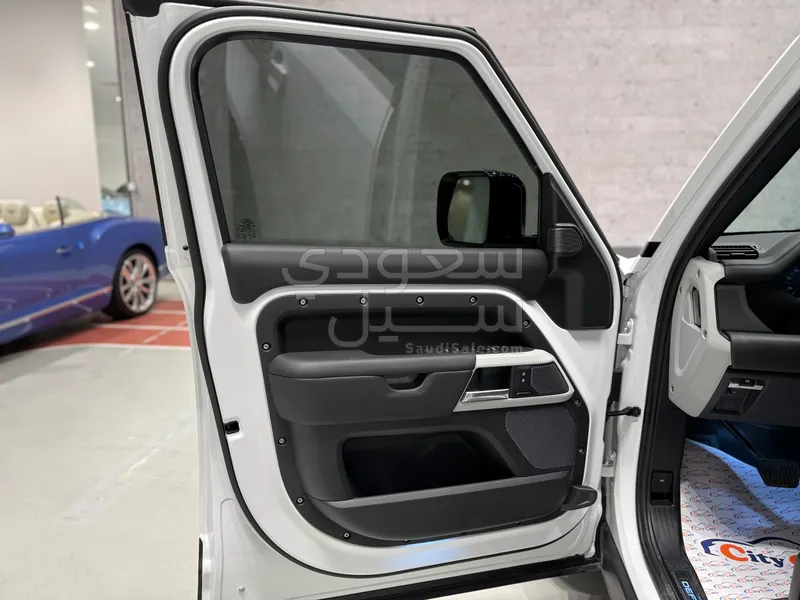 2024 لاند روفر ديفيندر اتش اس اي