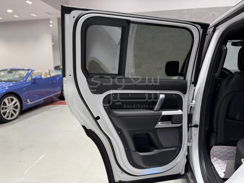 2024 لاند روفر ديفيندر اتش اس اي