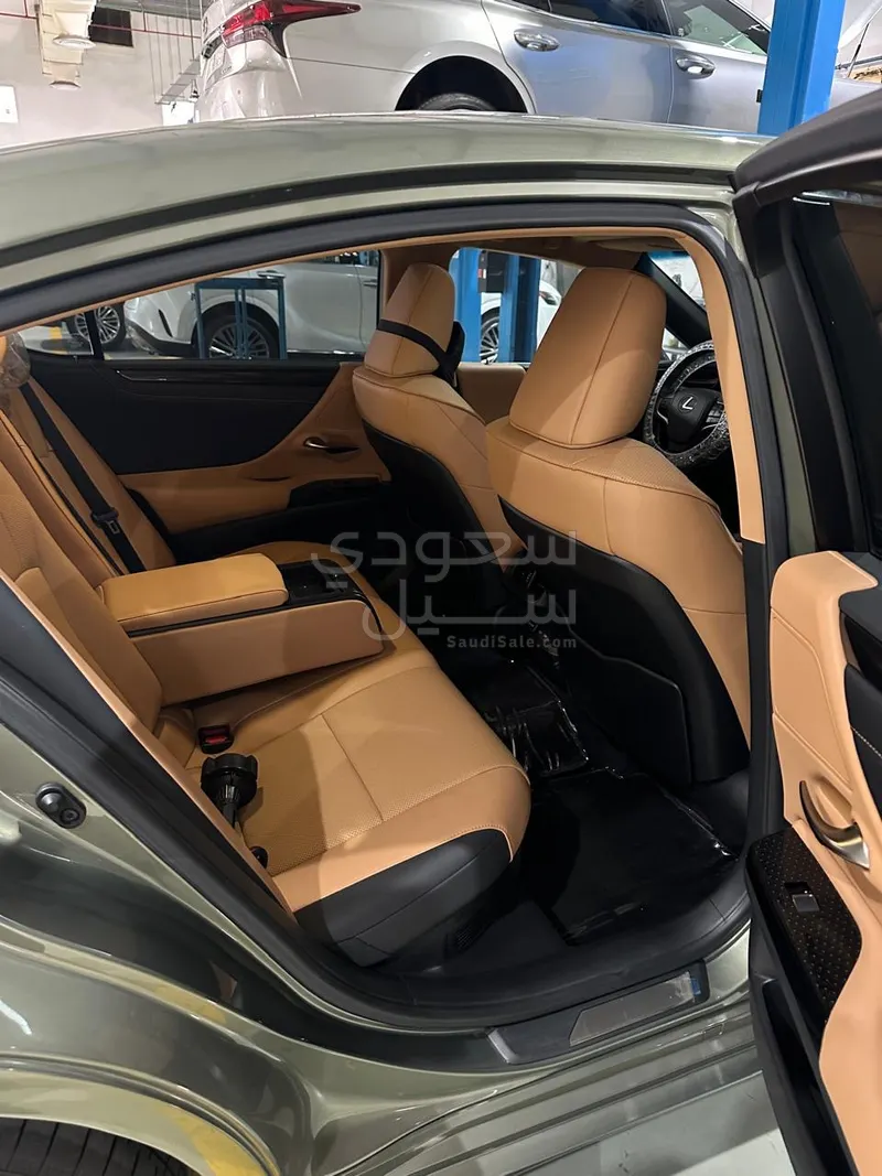 2023 لكزس آي إس 300