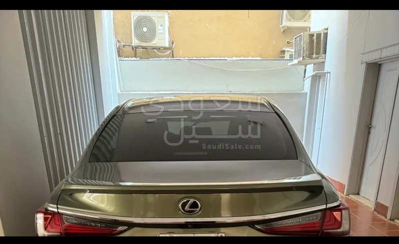 2023 لكزس آي إس 300
