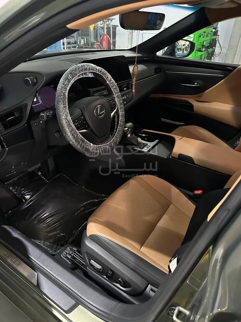 2023 لكزس آي إس 300