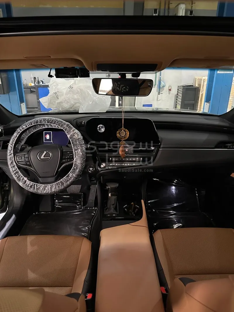 2023 لكزس آي إس 300