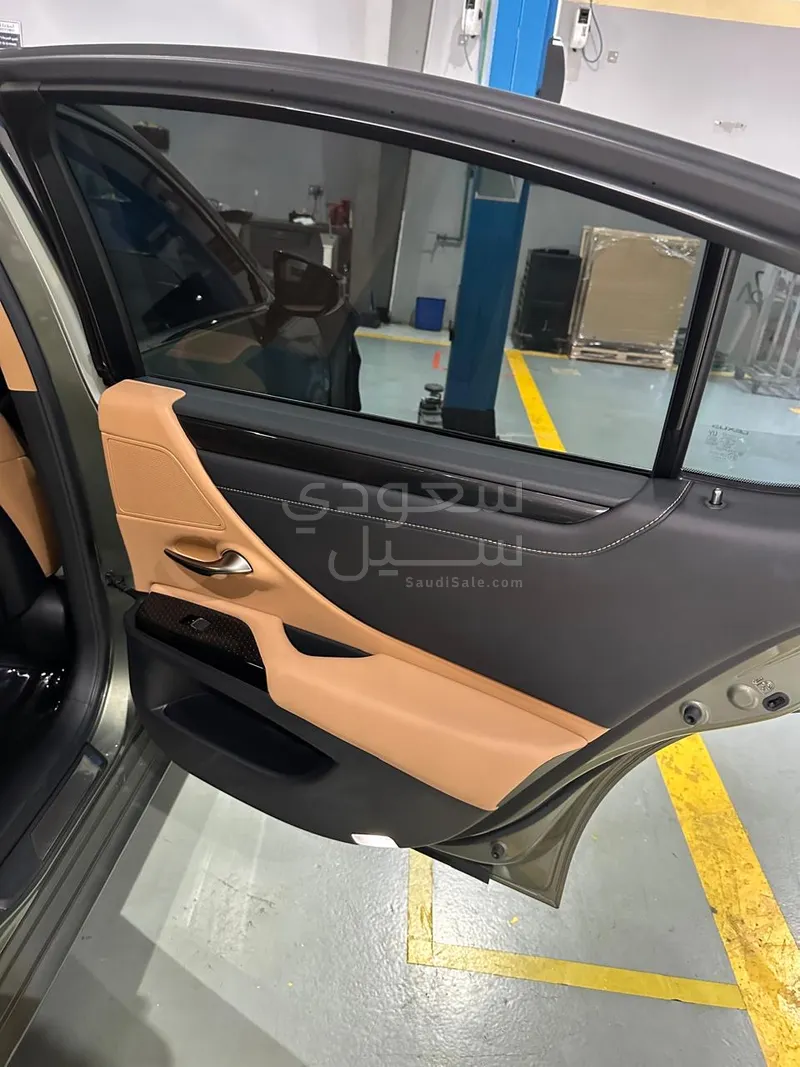 2023 لكزس آي إس 300