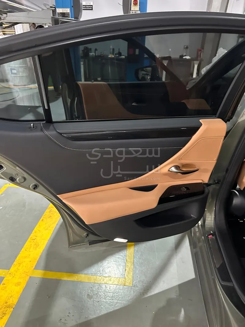 2023 لكزس آي إس 300