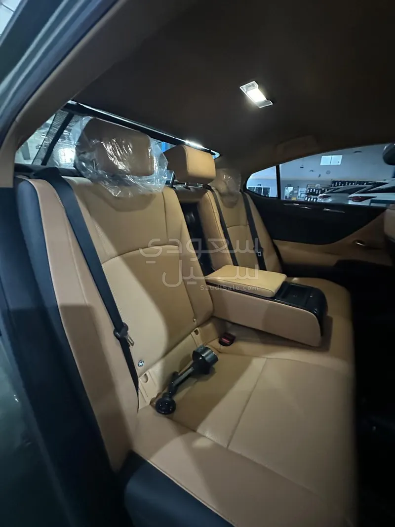 2023 لكزس آي إس 300