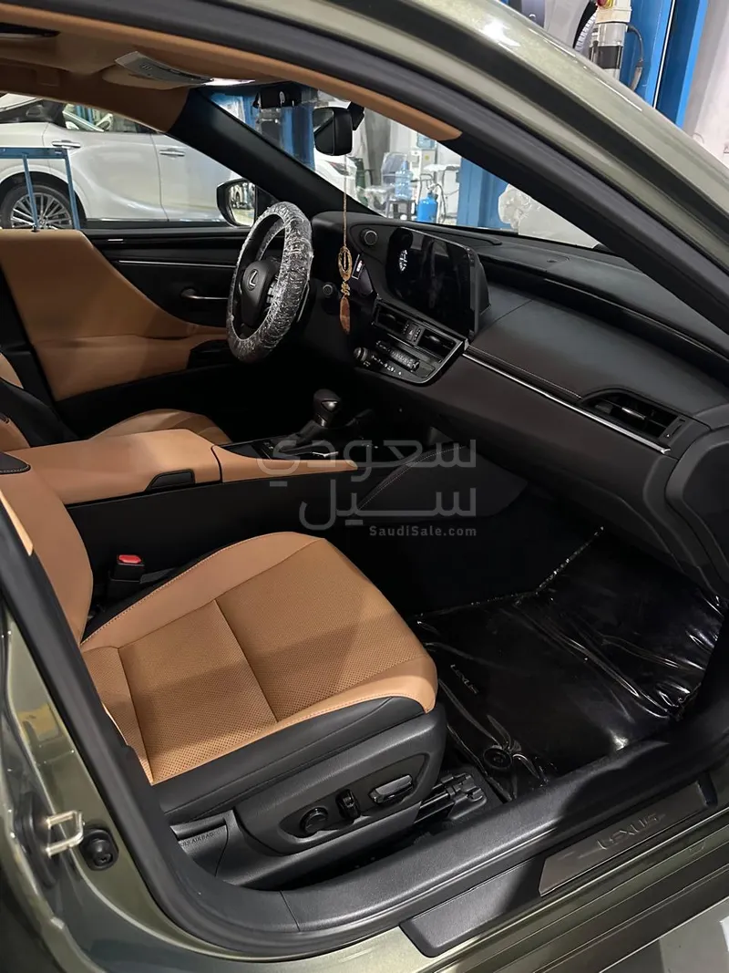 2023 لكزس آي إس 300