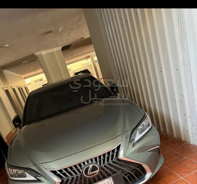 2023 لكزس آي إس 300