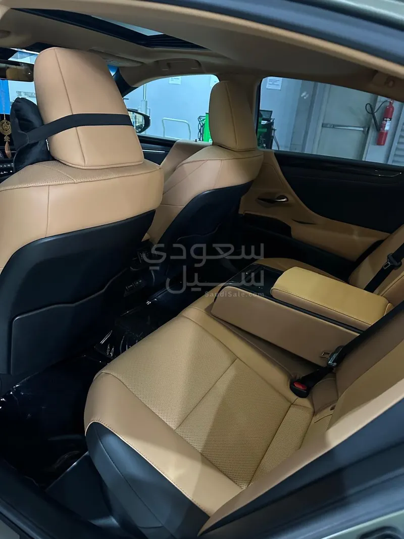 2023 لكزس آي إس 300