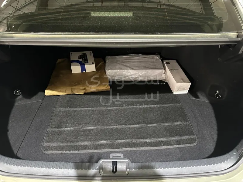 2023 لكزس آي إس 300