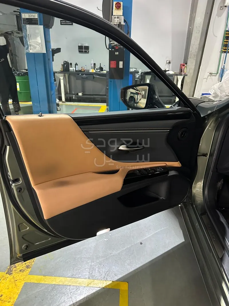 2023 لكزس آي إس 300