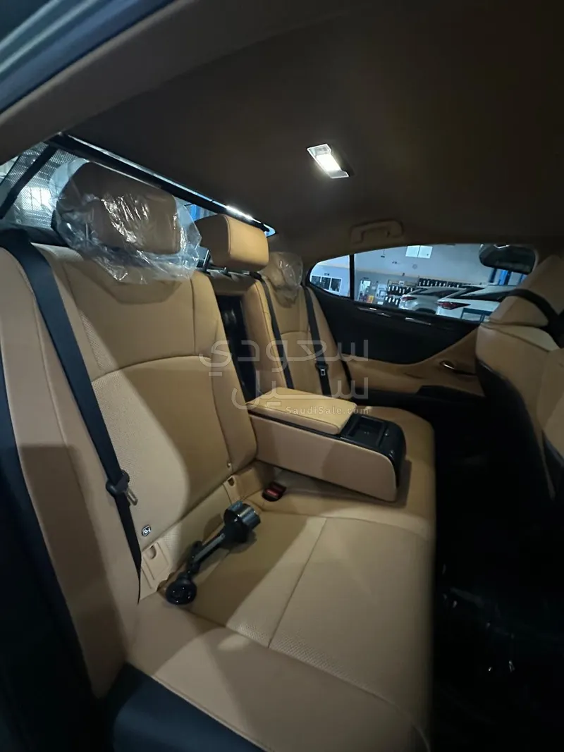 2023 لكزس آي إس 300