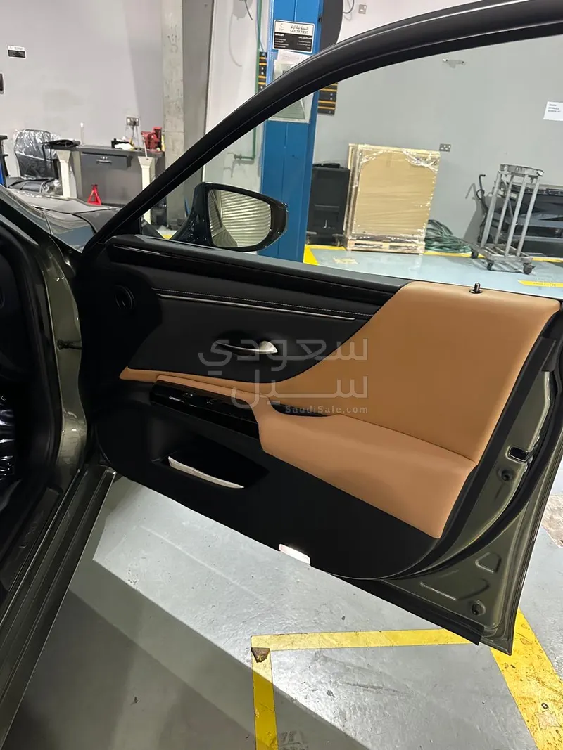 2023 لكزس آي إس 300