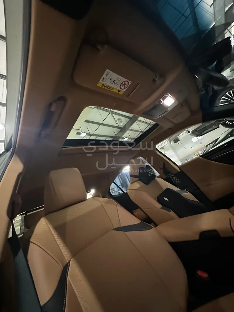 2023 لكزس آي إس 300