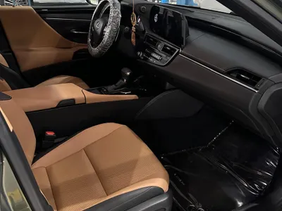 2023 لكزس آي إس 300