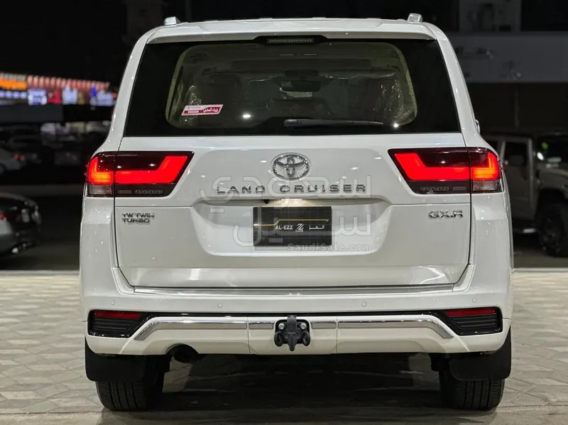 2024 تويوتا لاند كروزر جي اكس ار