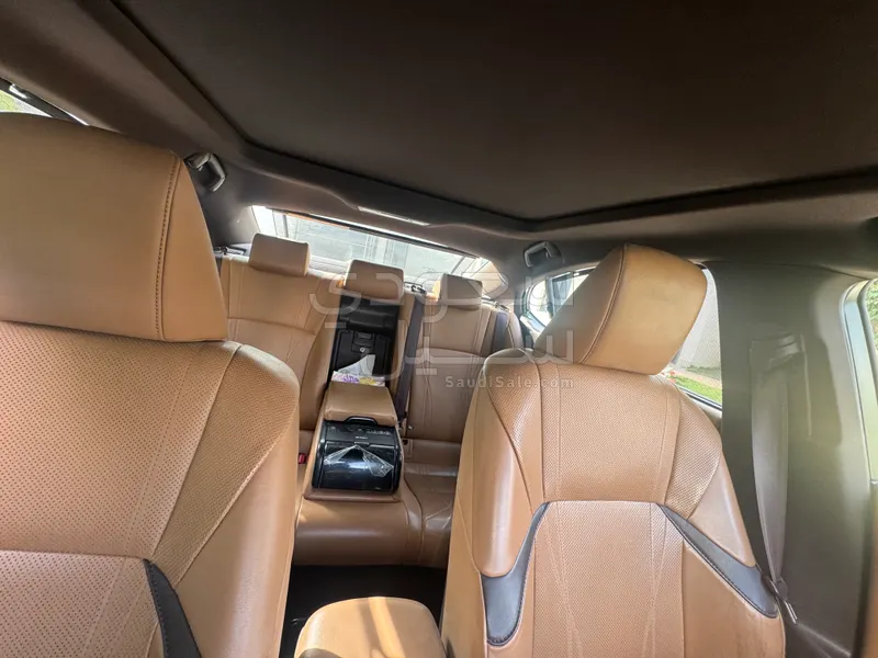 2019 لكزس إي إس 250