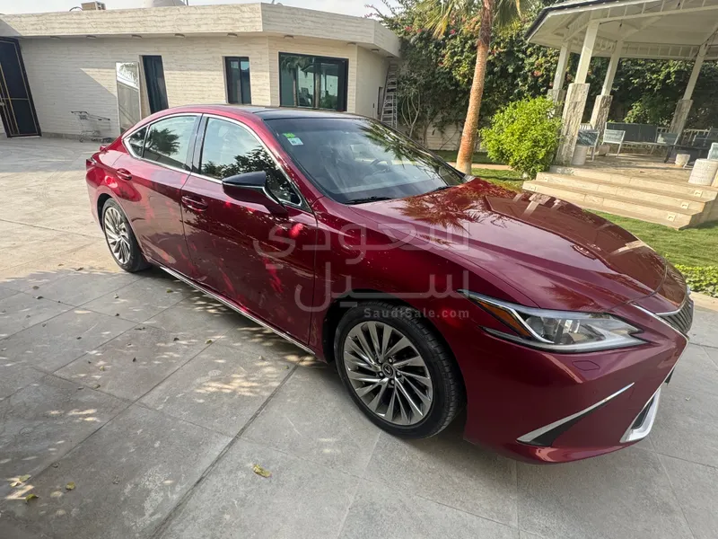 2019 لكزس إي إس 250