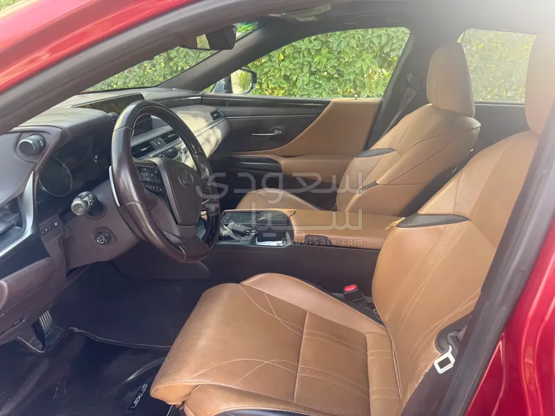 2019 لكزس إي إس 250