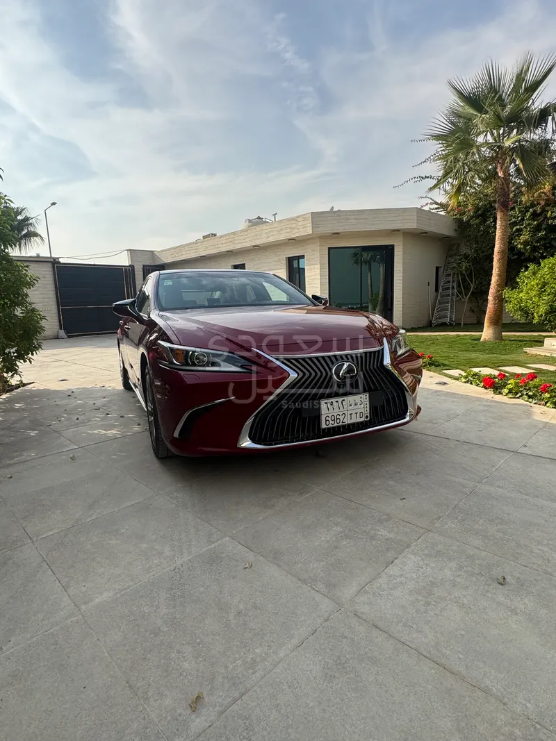 2019 لكزس إي إس 250