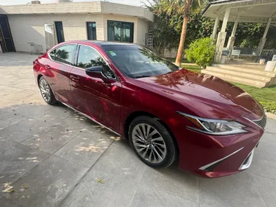 2019 لكزس إي إس 250