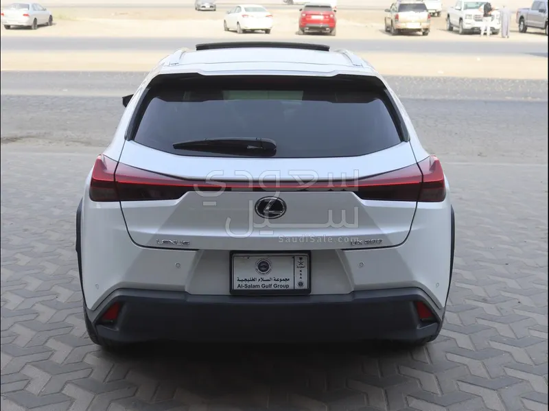 2022 لكزس يو إكس 200