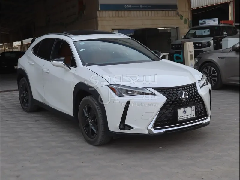 2022 لكزس يو إكس 200