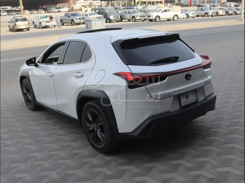 2022 لكزس يو إكس 200