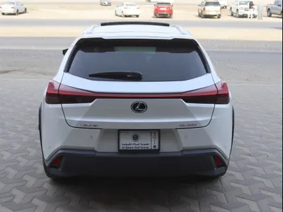 2022 لكزس يو إكس 200