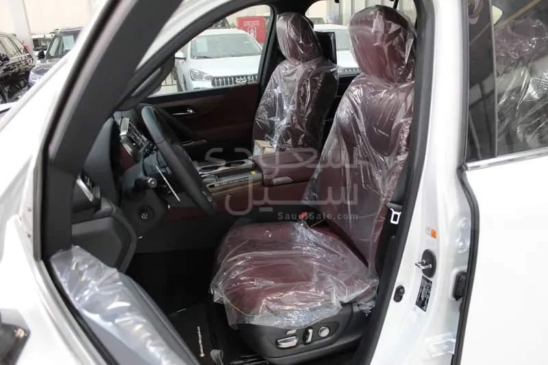 2025 لكزس إل إكس 600