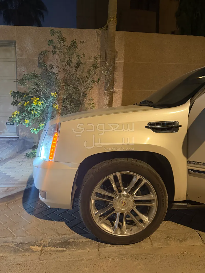 2012 كاديلاك اسكاليد إي إس في