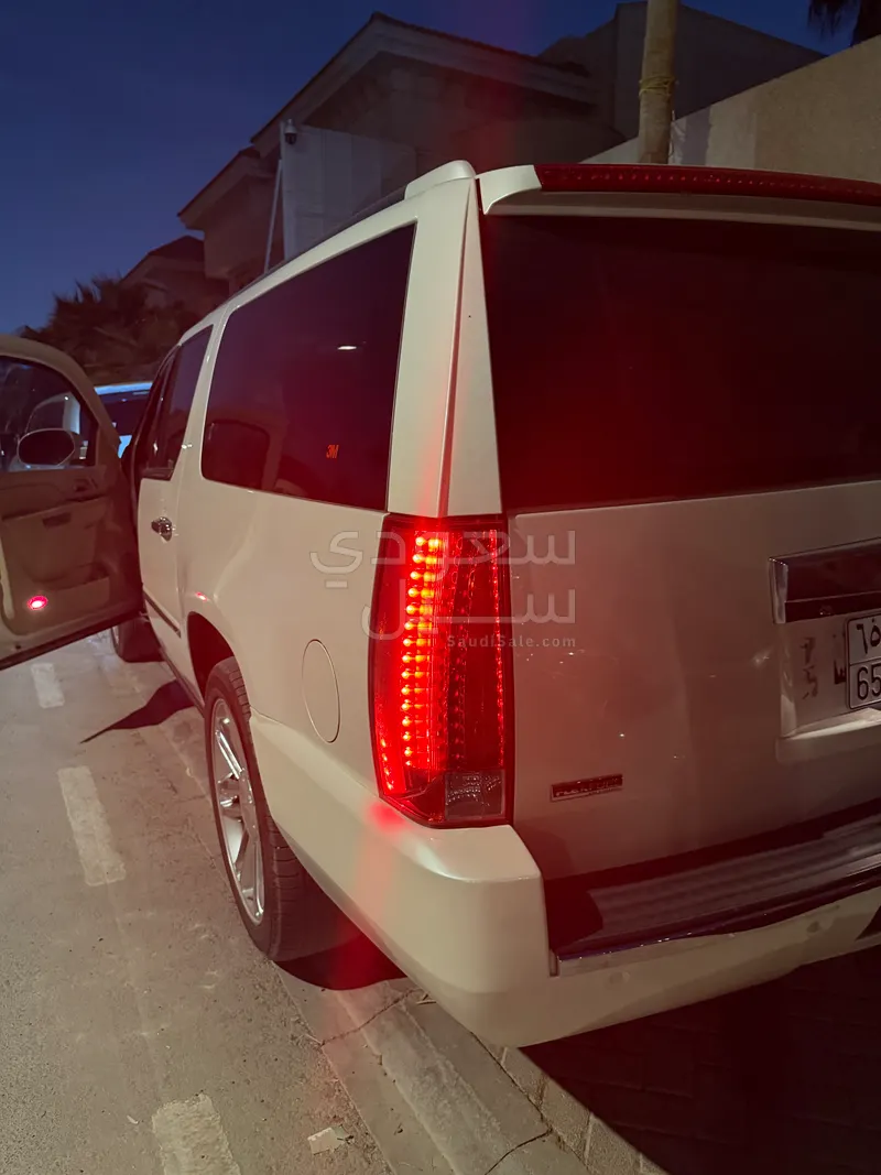 2012 كاديلاك اسكاليد إي إس في