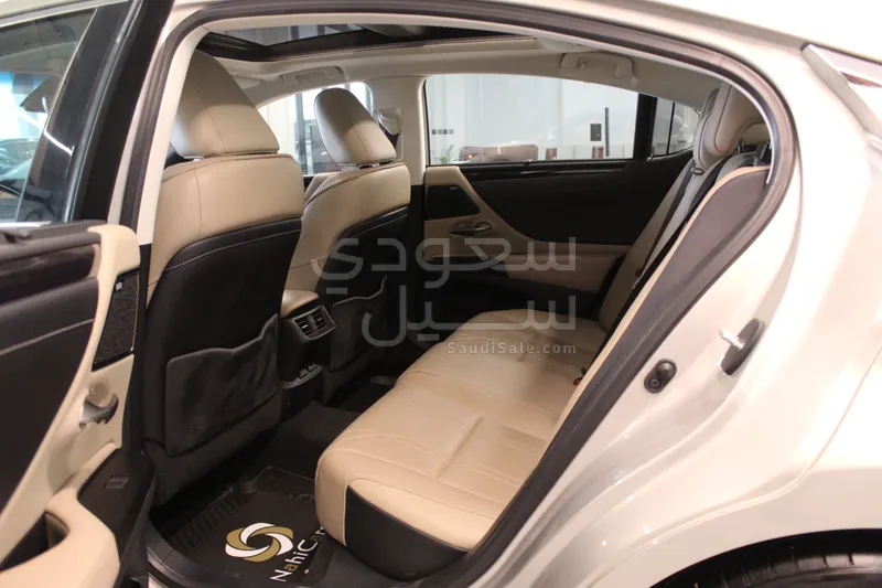 2021 لكزس إي إس 350