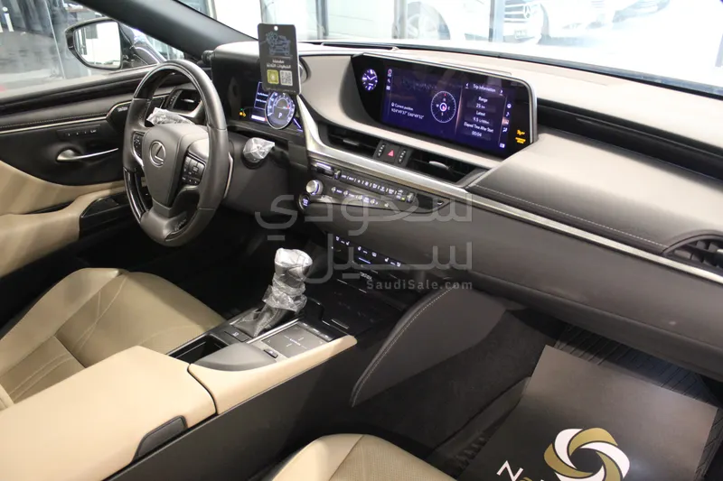 2021 لكزس إي إس 350