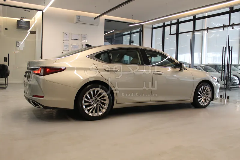 2021 لكزس إي إس 350